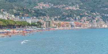 Alassio, İtalya - 07-02-2021: Güzel kumsalı ile Alassio 'nun ekstra geniş manzarası