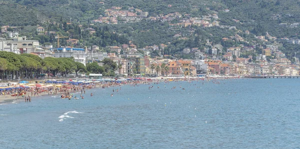 Alassio イタリア 2021 美しいビーチでAlassioの余分な広い景色 — ストック写真