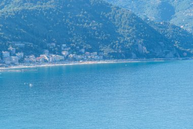  Alassio ve Laigueglia Körfezi 'nin havadan görünüşü