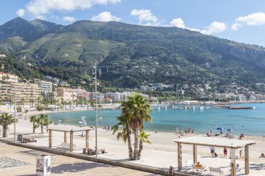 Menton, Fransa - 07-07-2021: Menton Körfezi 'ndeki plaj