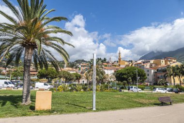Menton, Fransa - 07-07-2021: Menton limanındaki gezinti güvertesi