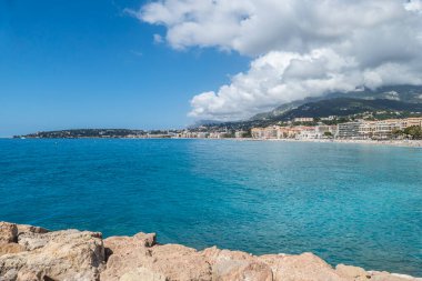Menton, Fransa - 07-07-2021: Menton 'un güzel plajlı kıyı şeridi