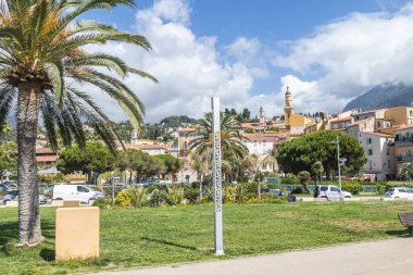 Menton, Fransa - 07-07-2021: Menton limanındaki gezinti güvertesi