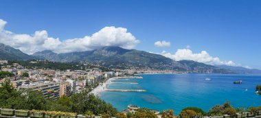 Menton, Fransa - 07-07-2021: Güzel mavi ve yeşil deniz manzaralı Menton