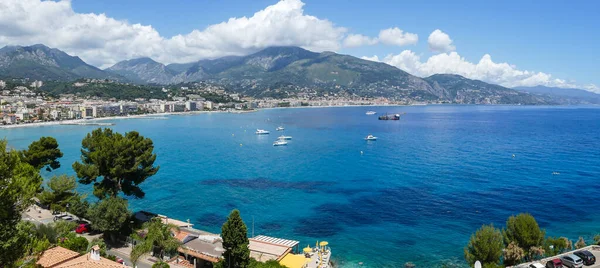 Güzel mavi ve yeşil denizi olan Menton 'un hava manzarası