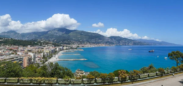 Menton, Fransa - 07-07-2021: Güzel mavi ve yeşil deniz manzaralı Menton