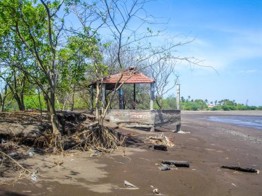Sahildeki kırık çardak. Udvada 'da denize bakan çatılı bir çardak..