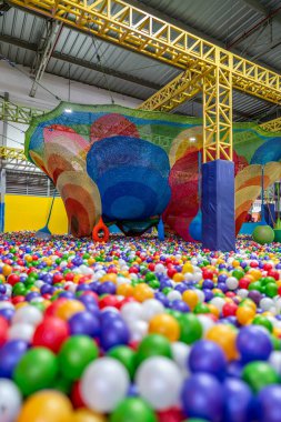 Geniş renkli ağ yapısına, yastıklı direklere, plastik kürelere, parlak yerleşime ve eğlenceli eğlence alanına sahip kapalı çocuk top havuzuna.