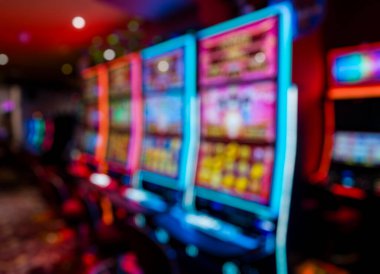 Kumarhanedeki neon ışıklı kumar makinelerinin soyut görüntüsü. Parlak, modern ve enerjik bir atmosfer yaratıyor. Ticari kullanımda eğlence, gece hayatı ve oyun kavramları için ideal..