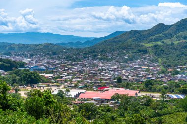 Tingo Mara şehrinin panoramik manzarası parlak mavi gökyüzünün altındaki yemyeşil dağlarla çevrili. Kentsel manzaralı tropik manzaralar, orman tepeleri ve Peru bölgesindeki canlı doğal ortam..