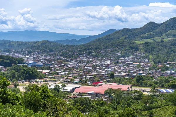 Tingo Mara şehrinin panoramik manzarası parlak mavi gökyüzünün altındaki yemyeşil dağlarla çevrili. Kentsel manzaralı tropik manzaralar, orman tepeleri ve Peru bölgesindeki canlı doğal ortam..