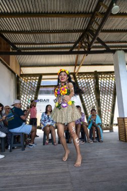 Genç adam, doğal orman ortamında Peru Amazon 'dan geleneksel bir dans sergiliyor. Kültürel mirası, yerel kimliği, dışavurumsal hareketi ve yağmur ormanlarının bölgesel adetlerini gösteriyor..