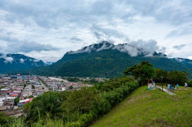 Peru 'nun Tingo Maria kentinin panoramik manzarası bereketli dağlar, yağmur ormanları bitki örtüsü ve tropikal vadi atmosferini yükselten bulutlarla çevrili yoğun kentsel gelişimi gösteriyor..