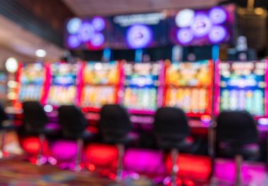 Soyut, bulanık kumarhane içi renkli kumar makinesi ışıkları eğlence konsepti tasarımı için canlı oyun ortamı yaratıyor arka planda dijital, yaratıcı görsel kullanım