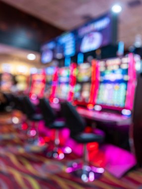 Soyut, bulanık kumarhane içi renkli kumar makinesi ışıkları eğlence konsepti tasarımı için canlı oyun ortamı yaratıyor arka planda dijital, yaratıcı görsel kullanım