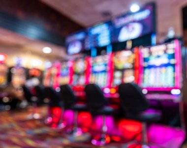 Soyut, bulanık kumarhane içi renkli kumar makinesi ışıkları eğlence konsepti tasarımı için canlı oyun ortamı yaratıyor arka planda dijital, yaratıcı görsel kullanım