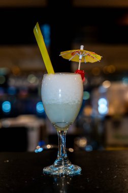 Geleneksel Peru algarrobina kokteyli. Zarif bir bardakta servis edilen pisko karışımı. Mide, gece hayatı, bar kültürü, misafirperverlik ve turizm ile ilgili kremalı alkollü içecek.