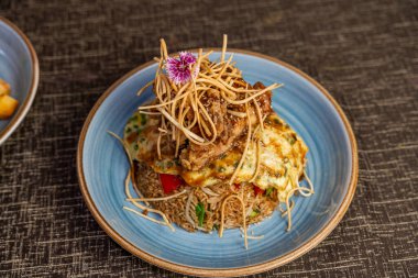 Chijaukay tavuk ve yumurtalı omlet ile servis edilen Peru arroz şöförü. Restoran menüleri ve yemek pazarlama için geleneksel Çin Chifa Füzyon Mutfağı.