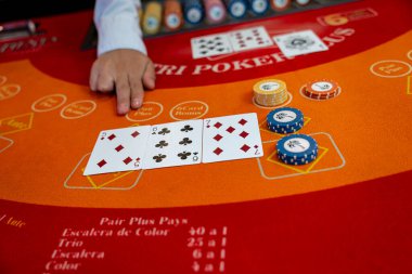 Karayip poker masasında kumar fişleri, kumar konsepti, bahis, strateji, risk, şans, kumar, kumarhane içi.