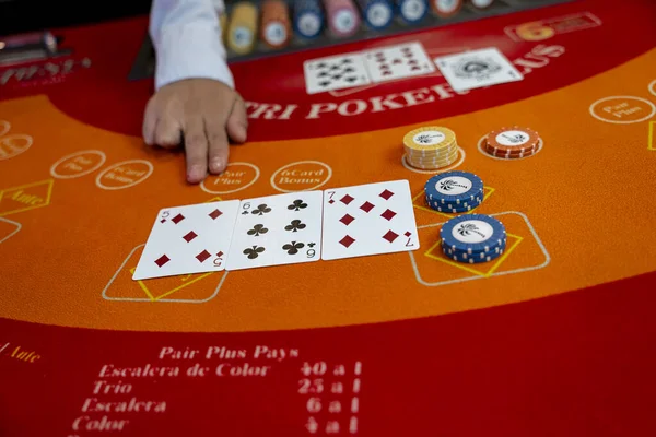 Karayip poker masasında kumar fişleri, kumar konsepti, bahis, strateji, risk, şans, kumar, kumarhane içi.