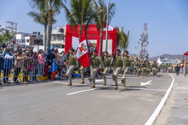 Kamu töreni sırasında Peru 'da askeri disiplin ve milli gururu gösteren izleyiciler, kamuya açık alanda kamuflaj üniforması giymiş askerler ve tüfeklerle yürüyüş yapıyorlar..