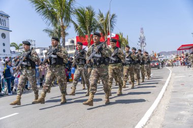 Kamu töreni sırasında Peru 'da askeri disiplin ve milli gururu gösteren izleyiciler, kamuya açık alanda kamuflaj üniforması giymiş askerler ve tüfeklerle yürüyüş yapıyorlar..