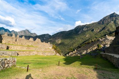 Turistler Machu Picchu taş yolları boyunca İnka terasları, yeşil vadi ve And Dağları ile yürüyorlar. Peru 'da kültür mirası, arkeoloji, tarih ve turizm beldesi. Ünlü UNESCO dünya simgesi