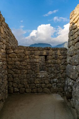 Machu Picchu 'da oyukları olan İnka taş duvarı, antik duvar ve tarihi mimariyi gösteriyor. And Dağlarıyla çevrili arkeolojik yapı Peru 'daki kültür mirası, tarih ve seyahat turizm beldesini temsil ediyor.