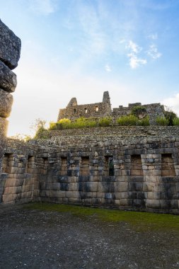 Machu Picchu arkeolojik sahasında taş duvarlar ve teraslar. Antik duvarcılık ve üvey mimarlık Peru 'daki kültür mirası, tarih ve İnka medeniyetini temsil etmektedir. Ünlü UNESCO dünya dönüm noktası ve ikonik turizm beldesi