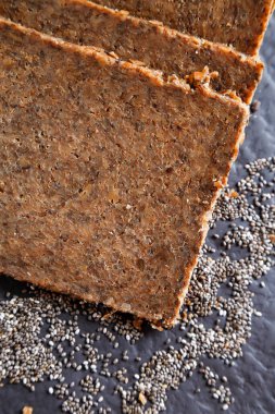 Taş zeminde yulaf, keten ve chia tohumu olan bir çiçek şeklinde ekmek..