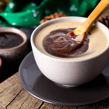 Tahini ve pekmez / Türk Tahin Pekmez tahtanın üzerinde. Tahini ve pekmez bir kasede karışıyor..