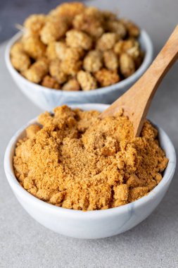 Dut tozu. Meyve tozu. Bir kase kurutulmuş dut tozu ve kurutulmuş dut meyvesi..