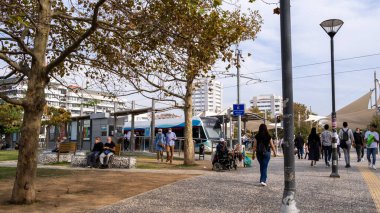 Konak, İzmir / Türkiye - 10 / 25 / 2020: Konak Tramvay Durağı 'ndan geçenler feribot iskelesine veya Konak merkezine doğru gidiyor. İnsanlar koronavirüs salgını nedeniyle maske takıyor.