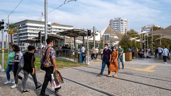 Konak Izmir Turquía 2020 Las Personas Que Pasan Por Parada — Foto de Stock