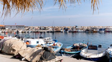 Kaynarca, Karaburun, İzmir / Türkiye - 10 / 26 / 2020: İzmir 'in Karaburun ilçesinin Kaynarca Köyü manzarası. Deniz kıyısındaki köyün iskelesi..