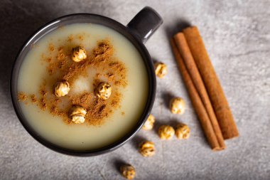 Boza ya da Bosa, geleneksel Türk içkisi, kavrulmuş nohut ve arkaplanda tarçın.. 