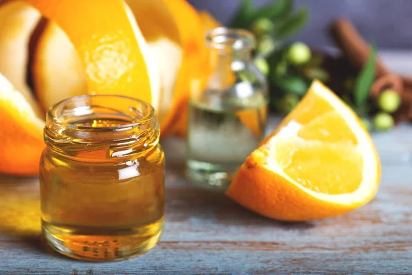 Flasche Ätherisches Orangenöl Mit Orangenscheibe Schale Und Blatt Auf Holztisch — Stockfoto