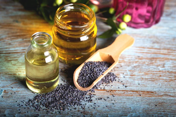 Küçük bir kavanozda gerekli yağlı haşhaş tohumları.