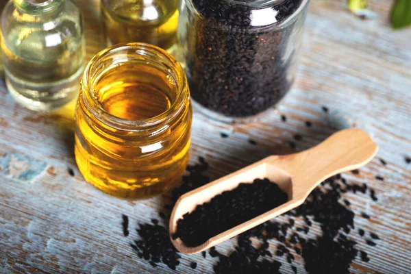 Schwarzkümmelöl Mit Samen Auf Holzgrund — Stockfoto
