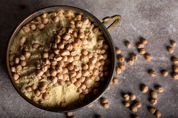 Harina Garbanzos Granos Garbanzos Tazón Metal Viejo — Foto de Stock