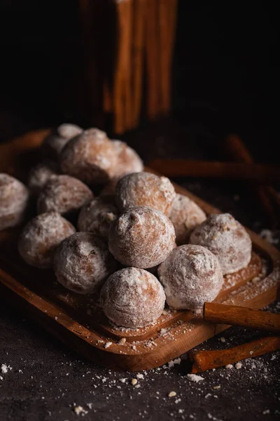 Kaneelkoekjes Met Suikerpoeder Houtondergrond — Stockfoto