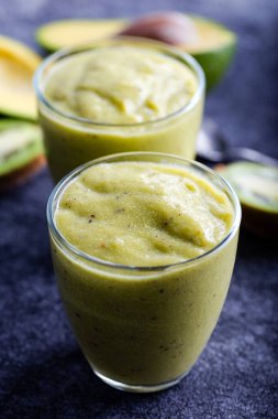 Yeşil smoothie kiwi muz ve avokado. Taze sulu yeşil detoks smoothie. 