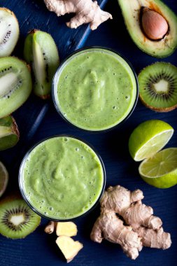 Yeşil taze detoks vegan smoothie. Avokado, kivi, ıspanak ve zencefilli taze smoothie..