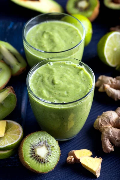 Smoothie Vegan Desintoxicação Fresca Verde Smoothie Fresco Com Abacate Kiwi — Fotografia de Stock