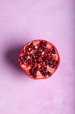 Nar, nar tohumlarıyla açılır. Meyve minimalizmi yaratıcı kavram. 