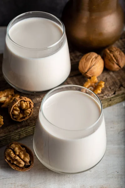 Bio Walnusskerne Und Ein Glas Walnussmilch Auf Holzgrund — Stockfoto