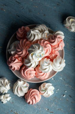 Hassas beyaz ve pembe kurabiyeli ahşap arka planda desen..