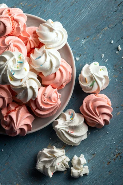 Hassas beyaz ve pembe kurabiyeli ahşap arka planda desen..