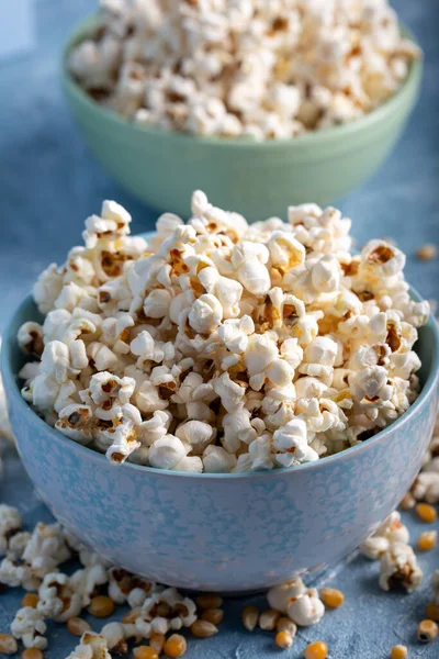 Salty Popcorn Blue Bowl Corncobs Blue Background — Stock Photo, Image
