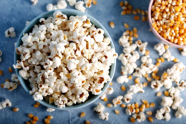 Salty Popcorn Blue Bowl Corncobs Blue Background — Stock Photo, Image